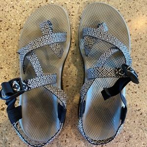 black and white toe strap chacos
